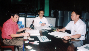 Cán bộ đội thuế số 1 (thành phố Yên Bái) kiểm tra của hàng điện gia dụng Vân Văn Vị tại tổ 11, phường Hồng Hà.
