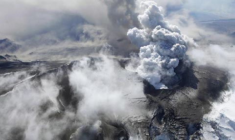 Núi lửa Icelandic lại khiến hàng chục chuyến bay phải hoãn bay.