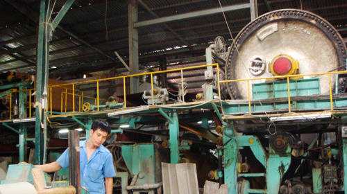 Sản xuất giấy tại Công ty sản xuất thương mại giấy Thiên Trí.