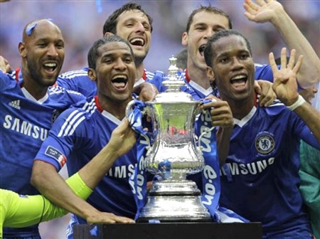 Chelsea thống trị bóng đá Anh mùa này khi vô địch cả Premier League lẫn FA Cup.


