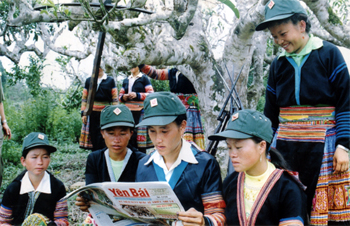 Dân quân xã Suối Giàng (Văn Chấn) đọc báo Đảng trong giờ giải lao trên thao trường.
