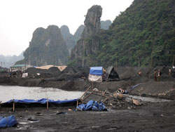 Những bãi than lậu nằm ngay sát bờ biển chờ lên tàu sang bên kia biên giới.