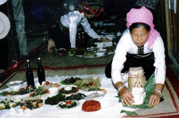 Đồng bào Thái ở Mường Lò chuẩn bị các món ăn dân tộc để đón khách.
