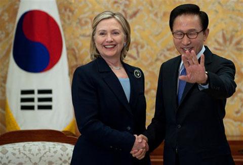 Tổng thống Hàn Quốc Lee Myung-bak và với Ngoại trưởng Mỹ Hillary Rodham Clinton trong cuộc họp tại Seoul hôm qua

