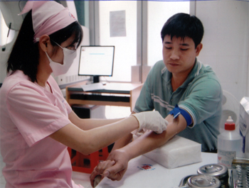 Sự phát triển của y tế ngoài công lập là điều kiện để người dân tiếp cận các dịch vụ y tế chất lượng cao với chi phí giảm.
Trong ảnh: Khám chữa bệnh tại phòng khám Đa khoa Việt Tràng An (thành phố Yên Bái).