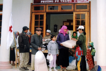 Hội CTĐ phường Pú Trạng tổ chức phát chăn, áo ấm và gạo ăn cho người có hoàn cảnh khó khăn.