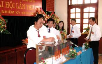 Đảng viên Sở GTVT bỏ phiếu bầu BCH khóa VII nhiệm kỳ 2010 - 2015.
