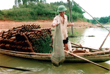 Trong ảnh: Sau một ngày thả rọ tôm, anh Đặng Văn Lập chỉ thu được chừng 2kg tôm.
