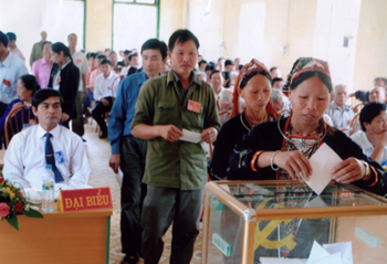Các đại biểu dự Đại hội Đảng bộ xã Tân Đồng lần thứ XVII bỏ phiếu bầu  Ban chấp hành Đảng bộ xã.
