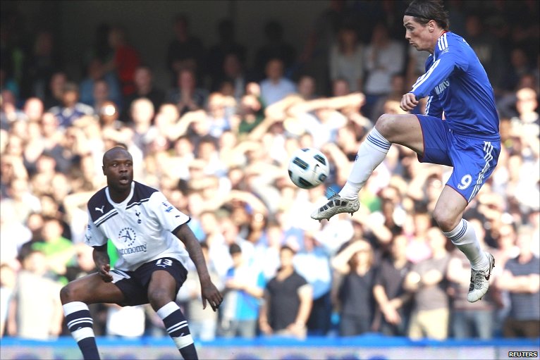 Tiền đạo Fernando Torres (phải, Chelsea) khống chế bóng trước William Gallas của Tottenham.