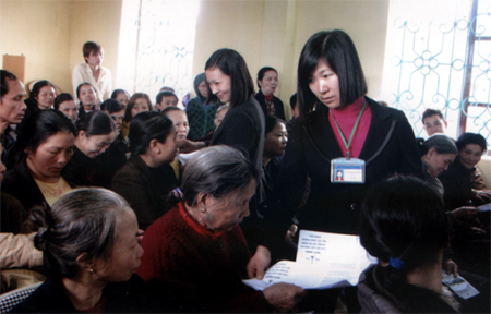 Cán bộ Tòa án nhân dân thành phố Yên Bái phát tờ rơi tuyên truyền pháp luật tại phiên tòa lưu động. (Ảnh: Quỳnh Nga)
