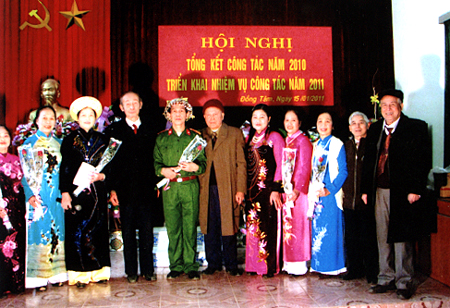 Ông Nguyễn Hữu Du (thứ 6 từ phải sang) tặng hoa CLB ca hát của Hội NCT phường Đồng Tâm.