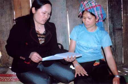 Chị Đinh Thị Hường - cán bộ chuyên trách DS - KHHGĐ xã Gia Hội trao đổi với phụ huynh của em Lò Thị Công về tác hại của nạn tảo hôn.