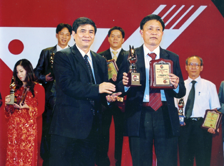 Giám đốc Nguyễn Hồng Quang tại buổi lễ trao tặng giải thưởng “Doanh nhân Văn hóa”.
