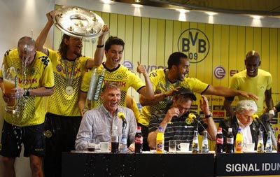 Cầu thủ Dortmund quậy tưng bừng trong phòng họp báo sau khi giành “Chiếc đĩa bạc”.
