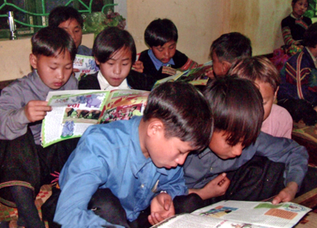 Giờ đọc báo của học sinh bán trú Trường PTCS Pá Hu (Trạm Tấu).