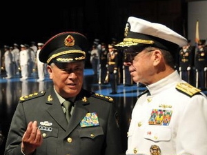 Tướng Trung Quốc Trần Bính Đức (bên trái) nói chuyện với Đô đốc Mỹ Mike Mullen tại Washington ngày 17/5.