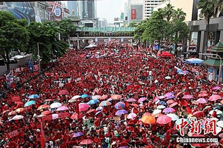 Quân áo đỏ  biểu tình quy mô lớn tại Bangkok, kỉ niệm những người biểu tình đã thiệt mạng dưới sự trấn áp của quân đội chính phủ một năm trước.