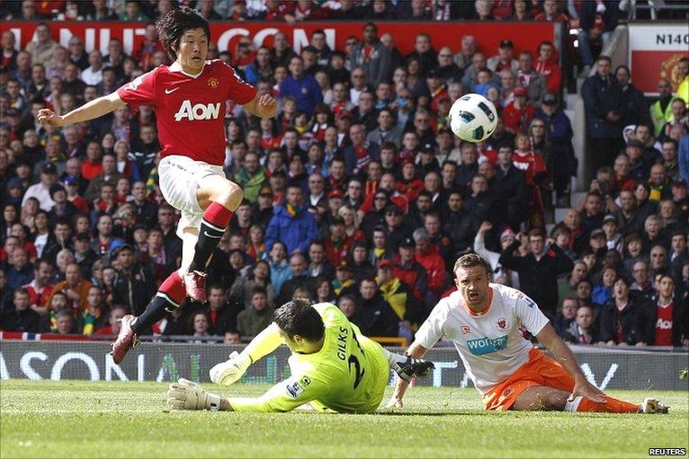 Park Ji Sung (trái, Man.United) trong tình huống ghi bàn thắng mở tỷ số vào lưới Blackpool.