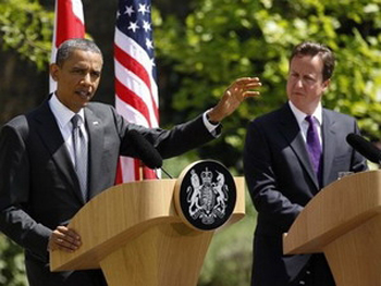 Tổng thống Mỹ Obama (phải) họp báo chung với Thủ tướng Anh David Cameron.