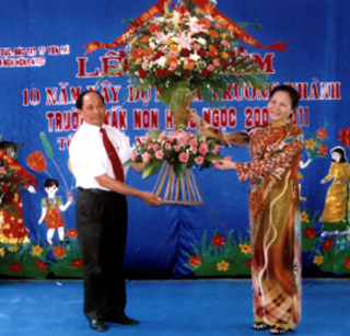 Đồng chí Ngô Thị Chinh - Ủy viên Ban Thường vụ Tỉnh ủy, Phó chủ tịch UBND tỉnh tặng hoa chúc mừng nhà trường.