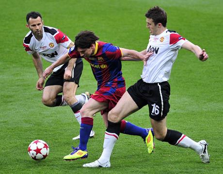 Messi (giữa) vượt qua hàng phòng ngự Man.United