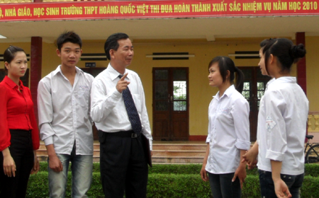 Nhà giáo ưu tú Phạm Văn Bình cùng các em học sinh Trường Hoàng Quốc Việt.

