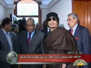 Ông Gaddafi xuất hiện trên truyền hình Libya cùng Tổng thống Nam Phi Jaco Zuma.