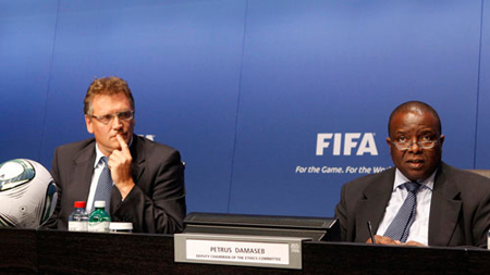Ông Petrus Damaseb (phải) chủ trì cuộc điều trần ở FIFA.