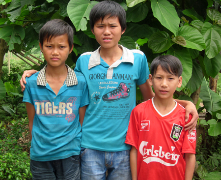 Từ trái qua phải: Vũ Văn Dũng, Vũ Văn Tâm và Trần Văn Sơn là ba cậu bé đã dũng cảm cứu được hai bạn nhỏ thôn Rãnh Cày, xã Mậu Đông thoát chết đuối.