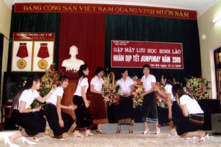 Nhiều lưu học sinh Lào được Trường Trung cấp Y tế đào tạo góp phần quan trọng cung cấp cán bộ cho sự nghiệp chăm sóc sức khỏe nhân dân của nước bạn Lào. (Trong ảnh: “Gặp mặt lưu học sinh Lào trong Tết Ban Pi May 2009 tại Trường Trung cấp Y tế Yên Bái).
