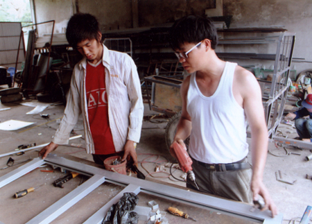 Xưởng gia công cơ khí Đức Ngàn ở xã Mai Sơn giải quyết nhiều công ăn việc làm cho thanh niên trong xã.