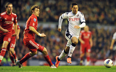 Tiền đạo Clint Dempsey (áo trắng, Fulham) đột phá trước hàng phòng ngự Liverpool.