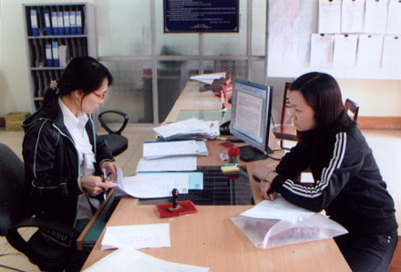 Bộ phận “một cửa” Chi cục thuế huyện Yên Bình tạo thuận lợi cho người nộp thuế.
