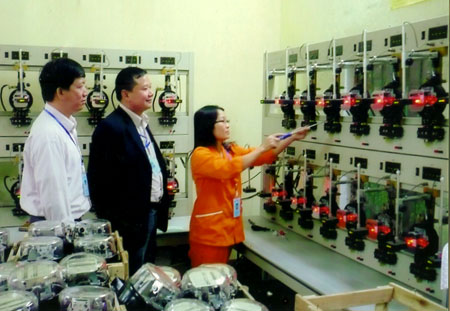 Kiểm định công tơ đo đếm điện tại Phân xưởng thí nghiệm.

