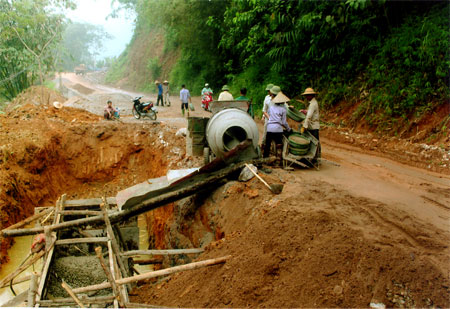 Công nhân Công ty cổ phần Xây dựng giao thông Yên Bái đổ kè gói thầu số 8, tuyến đường Khánh Hòa - Minh Xuân (Lục Yên). Ảnh: Quang Thiều

