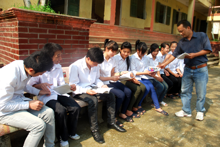 Lãnh đạo Đoàn Trường THPT Chu Văn An phát tài liệu tuyên truyền về phòng, chống ma túy và các TNXH cho học sinh.