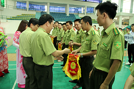 Lãnh đạo Chi cục Kiểm lâm tỉnh trao cờ lưu niệm cho các đơn vị tham gia.