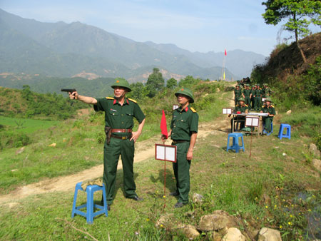 Cán bộ cơ quan Ban CHQS Trạm Tấu kiểm tra bắn đạn thật.
