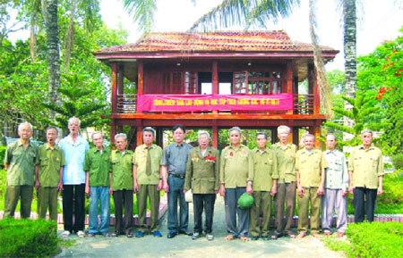 Các chiến sĩ Điện Biên thị xã Nghĩa Lộ bên Khu tưởng niệm Chủ tịch Hồ Chí Minh tại thị xã Nghĩa Lộ. (Ảnh: Phạm Thị Duyên)