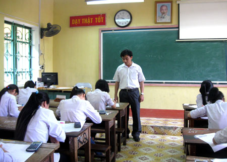 Thầy giáo Nguyễn Quang Hợp kiểm tra học sinh ôn thi tốt nghiệp.