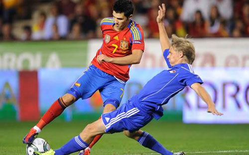 David Villa (áo đỏ) lỡ hẹn với VCK Euro 2012