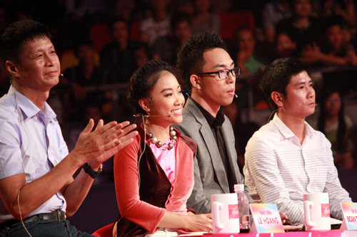 Ban giám khảo: đạo diễn Lê Hoàng, ca sĩ Đoan Trang và hai nhạc sĩ Nguyễn Hồng Thuận, Hồ Hoài.