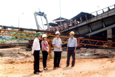 Ông Phạm Thanh Hải (ngoài cùng bên phải) - Phó chi cục trưởng Chi cục Thuế thành phố kiểm tra hoạt động sản xuất tại Công ty cổ phần khoáng sản Hòa Yên.
