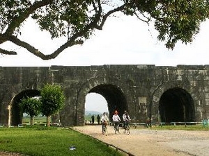 Cổng phía Nam - cổng lớn và đẹp nhất trong 4 cổng của Thành nhà Hồ, với cửa giữa cao 8m, rộng 5,8m và hai cửa bên cao 7,8m, rộng 5m.