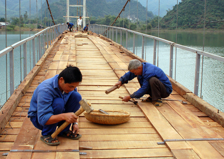 Năm 2010, gần 30% tổng số lao động đã qua đào tạo nghề, nhưng quá nửa là trình độ trung cấp và sơ cấp nghề ngắn hạn. Ảnh minh họa