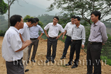 Đoàn công tác của tỉnh kiểm tra kết quả làm đường giao thông nông thôn tại Văn Chấn.