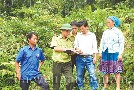 Cán bộ Hạt Kiểm lâm huyện Văn Yên phổ biến cho nhân dân xã Nà Hẩu các phương án PCCCR.  
