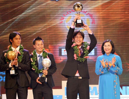 Minh Phương (phải) nhận danh hiệu Quả bóng vàng 2010 và năm nay anh vẫn có tên trong danh sách đề cử.