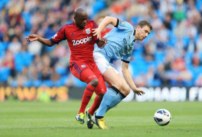 Tiền đạo Edin Dzeko (phải, Man.City) tranh bóng với Youssouf Mulumbu của West Bromwich.
